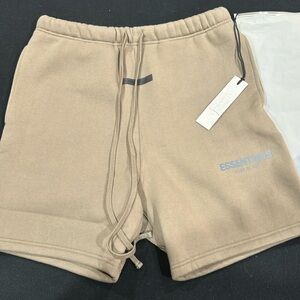 Men’s tan essential sweat shorts